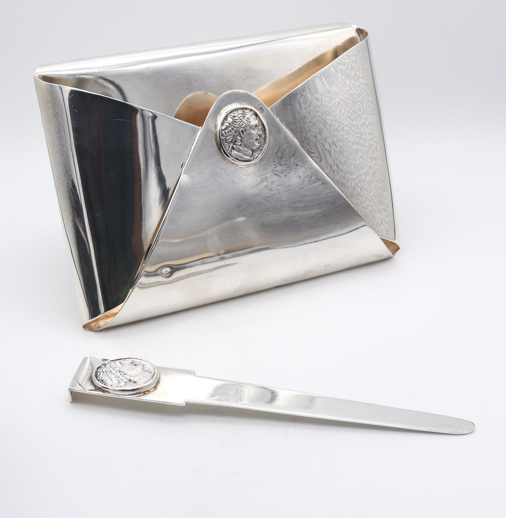 Schreibtischset entworfen von Galena.

Dies ist ein sehr ungewöhnliches und schönes Schreibtischset, bestehend aus einem Brieföffner und einem Briefumschlagkasten. Dieses modernistische Set wurde von Galena-Künstlern aus massivem .925/.999