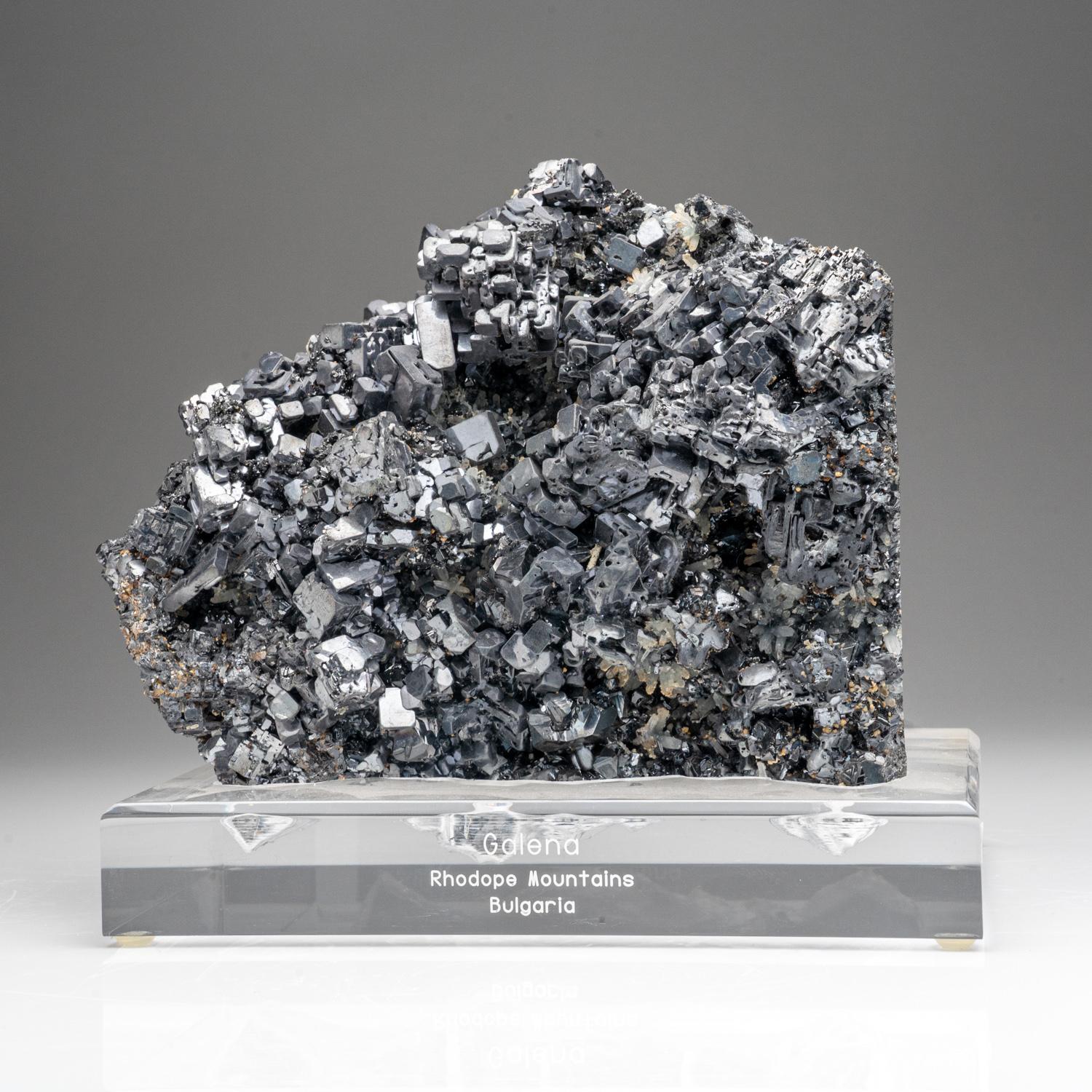 Galena aus dem Krushev-Dammminen, Madan-Gebirge, Rhodope-Gebirge, Bulgarien

Metallisch glänzende Bleiglanzkristalle mit spiegelndem Oberflächenglanz und wenig Quarz. Die Bleiglanzkristalle haben einen spiegelähnlichen Glanz auf den Flächen mit