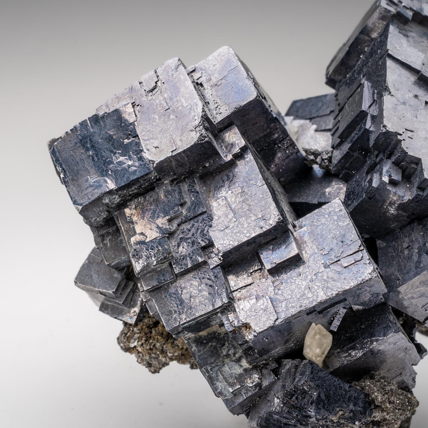 Dalla miniera di Sweetwater, Reynolds Co., Missouri, USA.

Grande, classico esemplare di miniatura di cristallo cubico di galena con una crescita di cristalli ottaedrici di galena e un cristallo di calcite dorata doppiamente terminato e intercalato