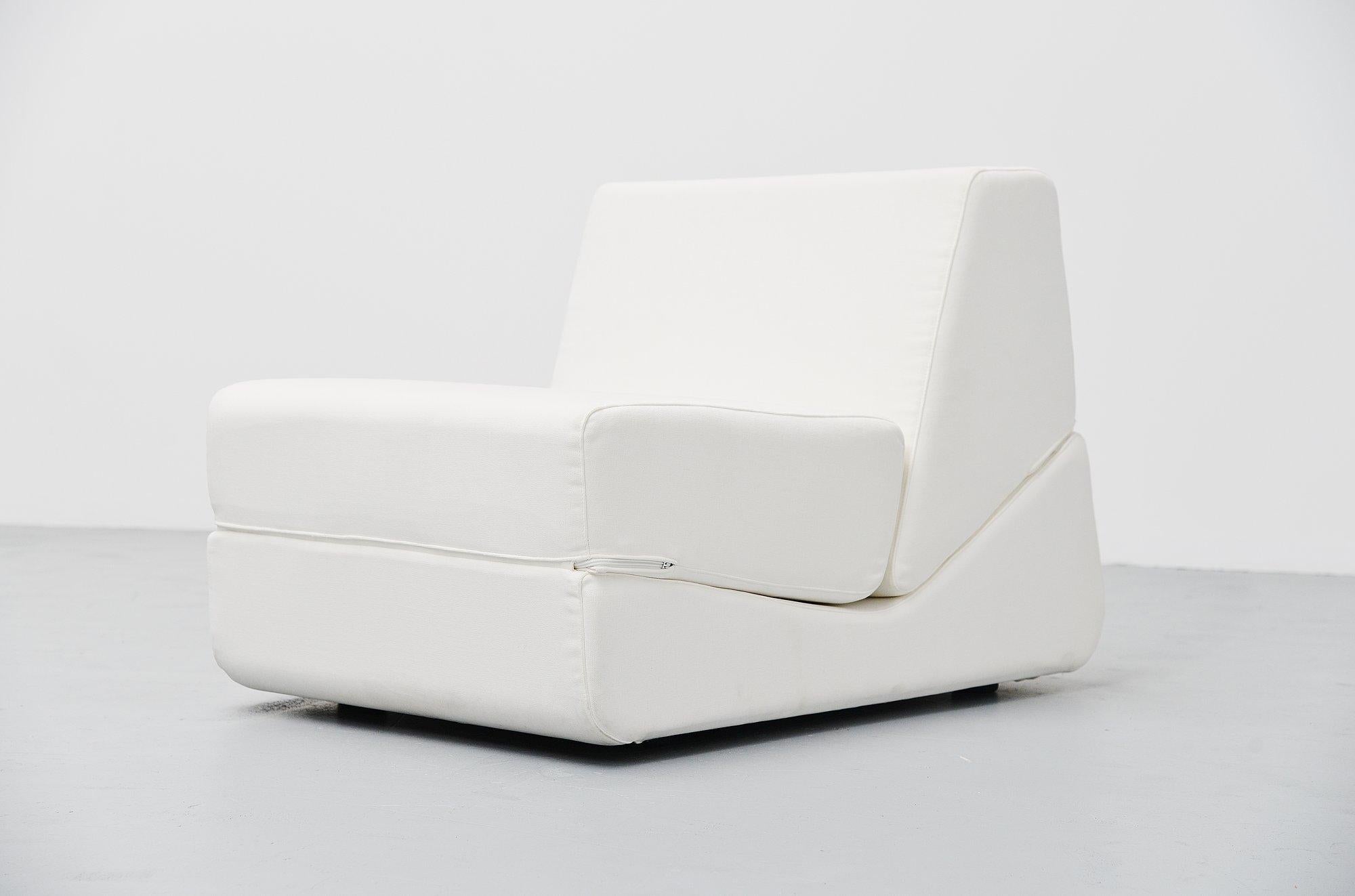 Fantastic multifunctional Galeotta lounge chair designed by De Pas, D’Urbino, Lomazzi and manufactured by BBB Emmebibonacina, Italy 1968. This is a lounge chair that can be easily turned into a chaise longue or a daybed. It is made with polyurethane