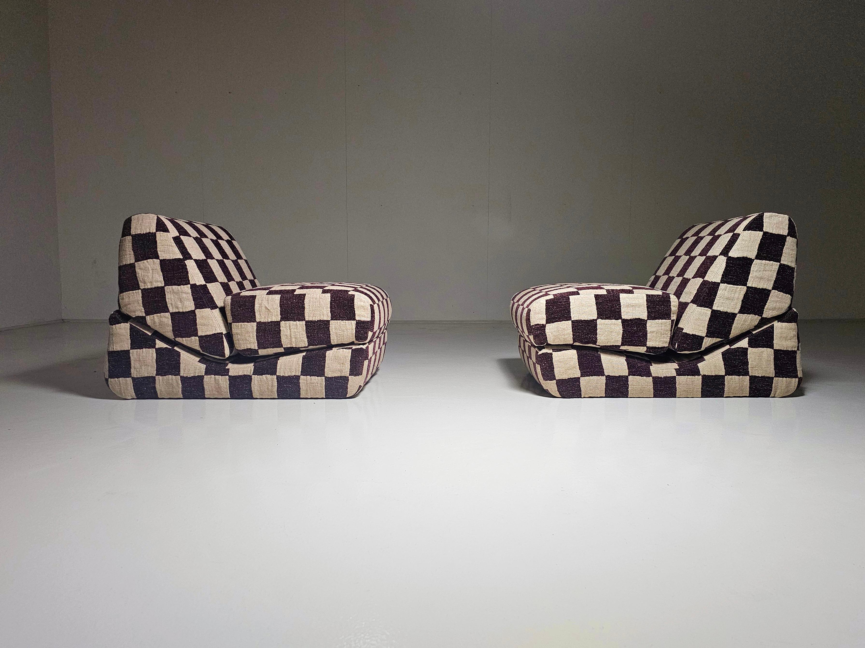 Le sedie Galeotta sono state progettate nel 1968 dal trio di designer italiani De Pas, D'Urbino e Lomazzi per  Bonacina. È famosa per la sua forma modulare e scultorea e per la sua capacità di trasformarsi in varie posizioni di seduta, tra cui una