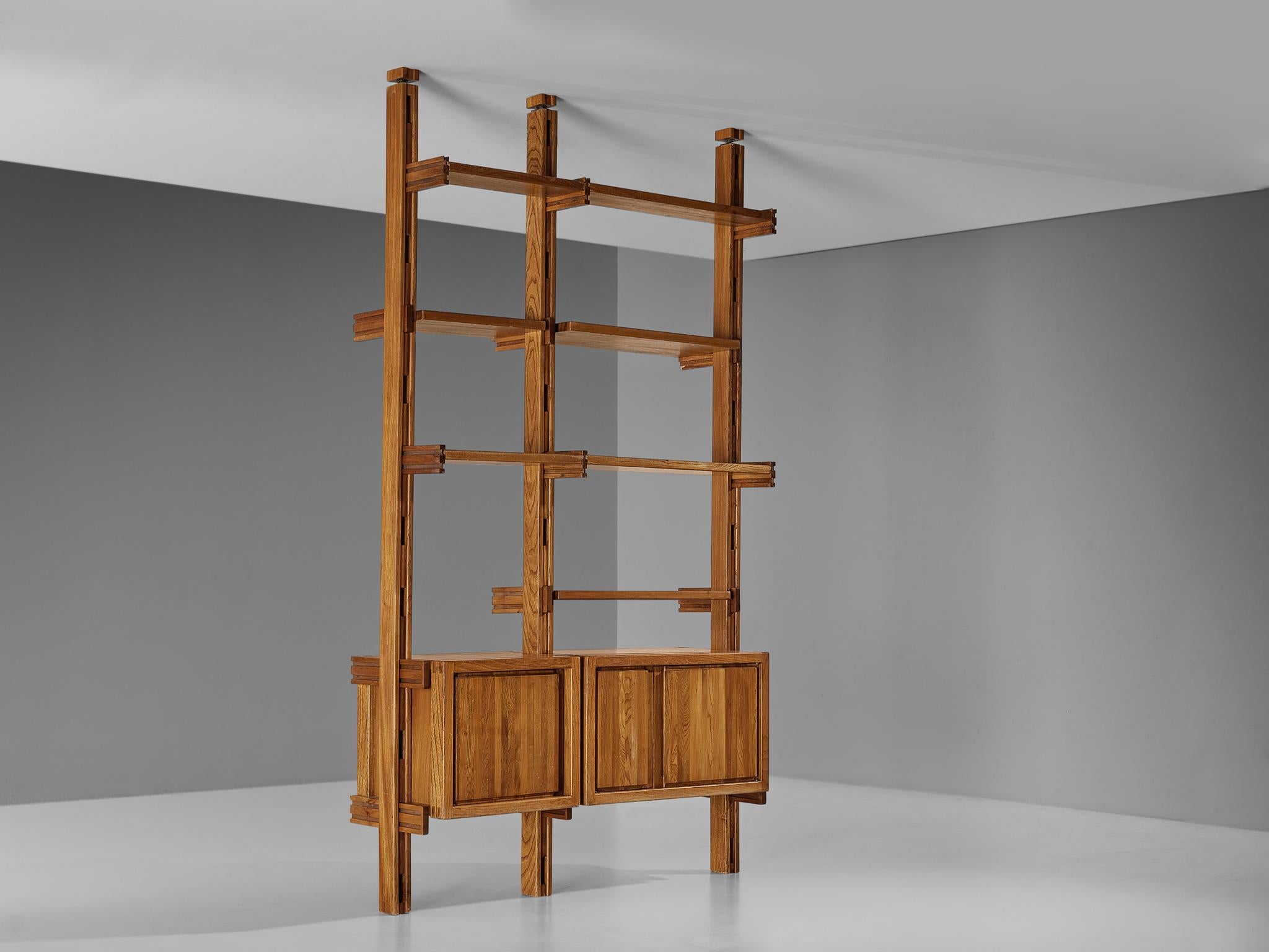 Galerie l'Orme, modular wall unit, elm, France, 1970s

Dazzling French modular wall unit manufactured by Galerie l'Orme in Paris. Executed in solid elm, this modular piece exhibits a sturdy wooden frame with a dynamic grain pattern and joinery that