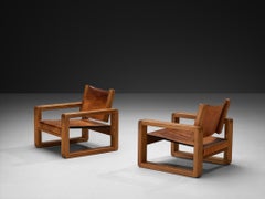 Galerie l'Orme Ein Paar Sessel aus Ulme und cognacfarbenem Leder