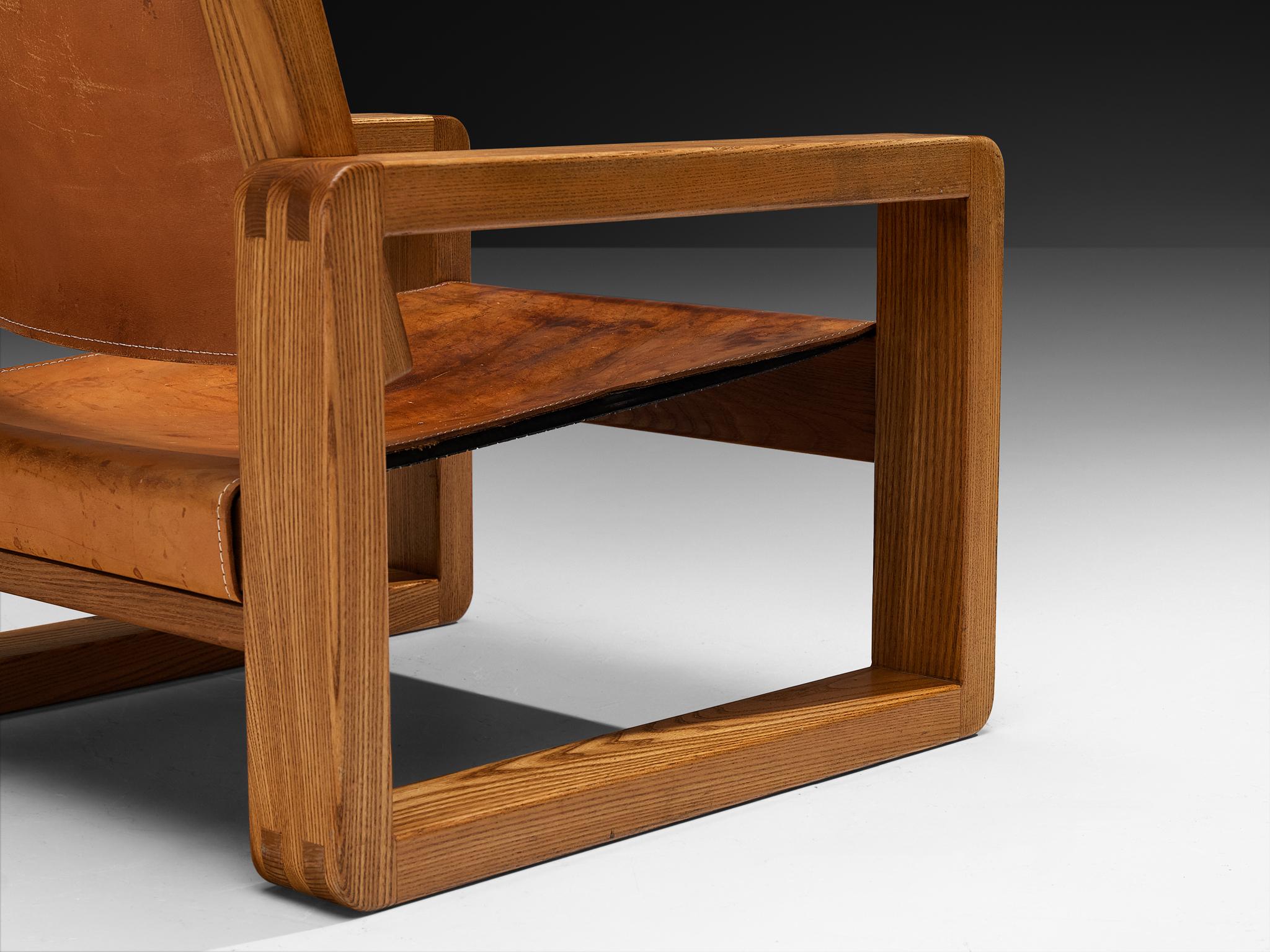 Postmoderne Galerie l'Orme  Fauteuil en orme et cuir cognac en vente