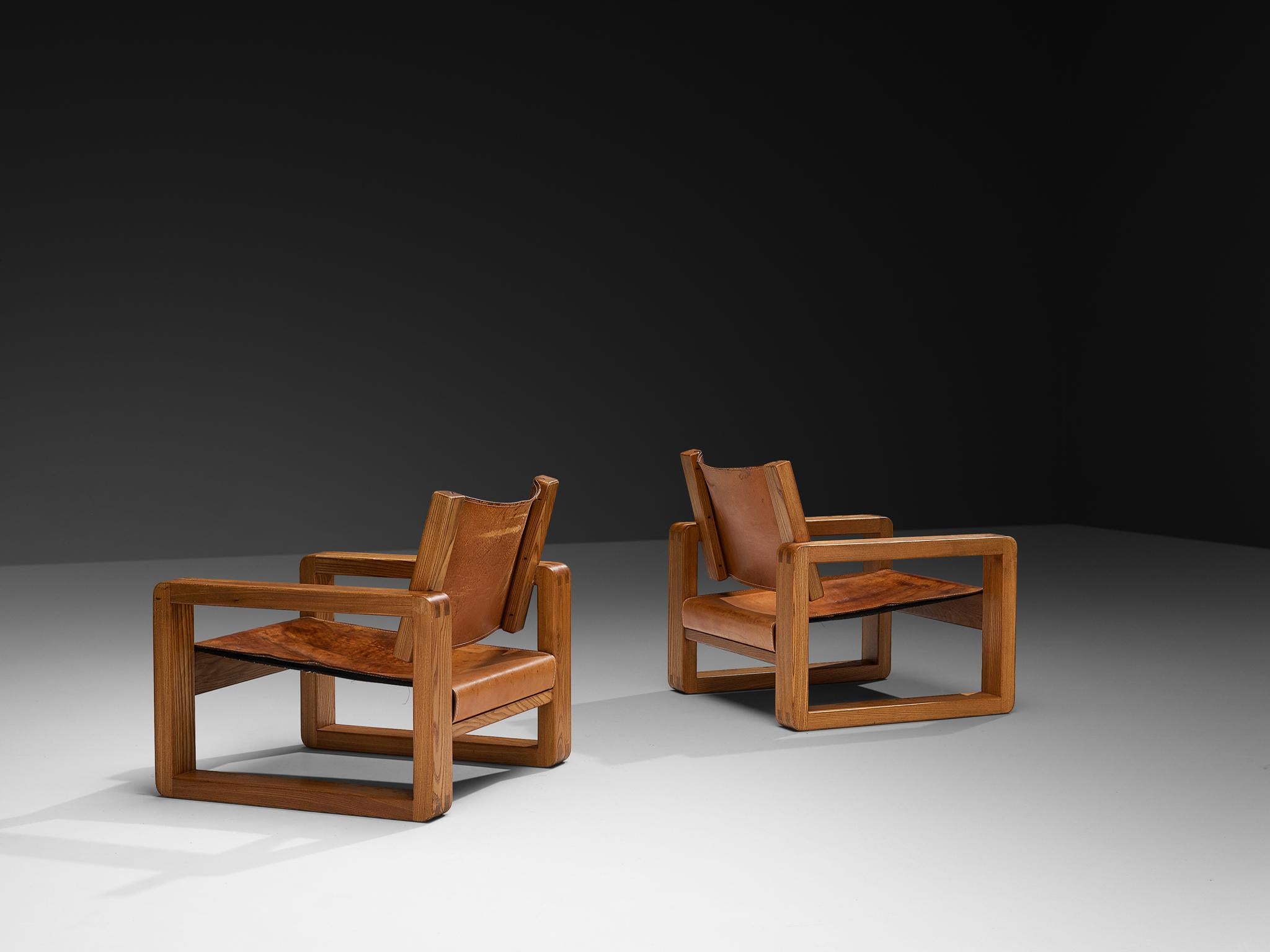 Français Galerie l'Orme  Fauteuil en orme et cuir cognac en vente