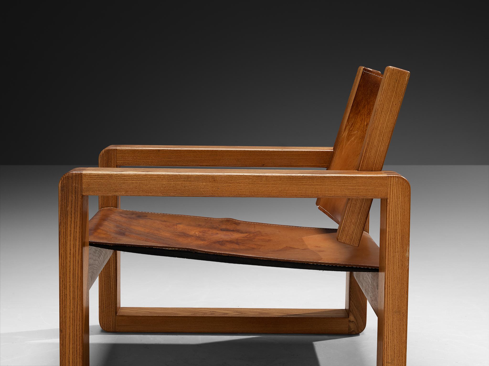 Fin du 20e siècle Galerie l'Orme  Fauteuil en orme et cuir cognac en vente