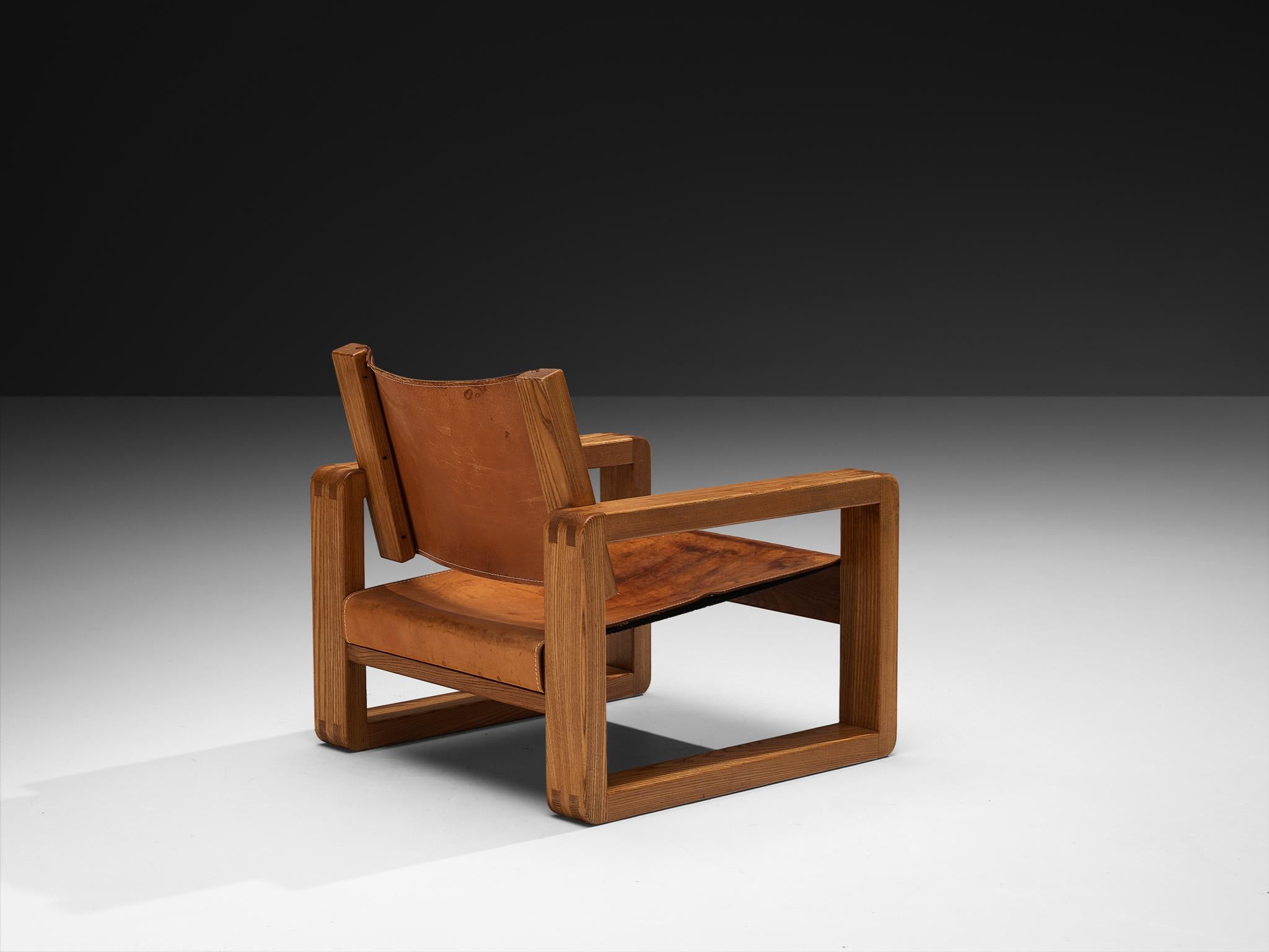 Galerie l'Orme  Fauteuil en orme et cuir cognac en vente 1