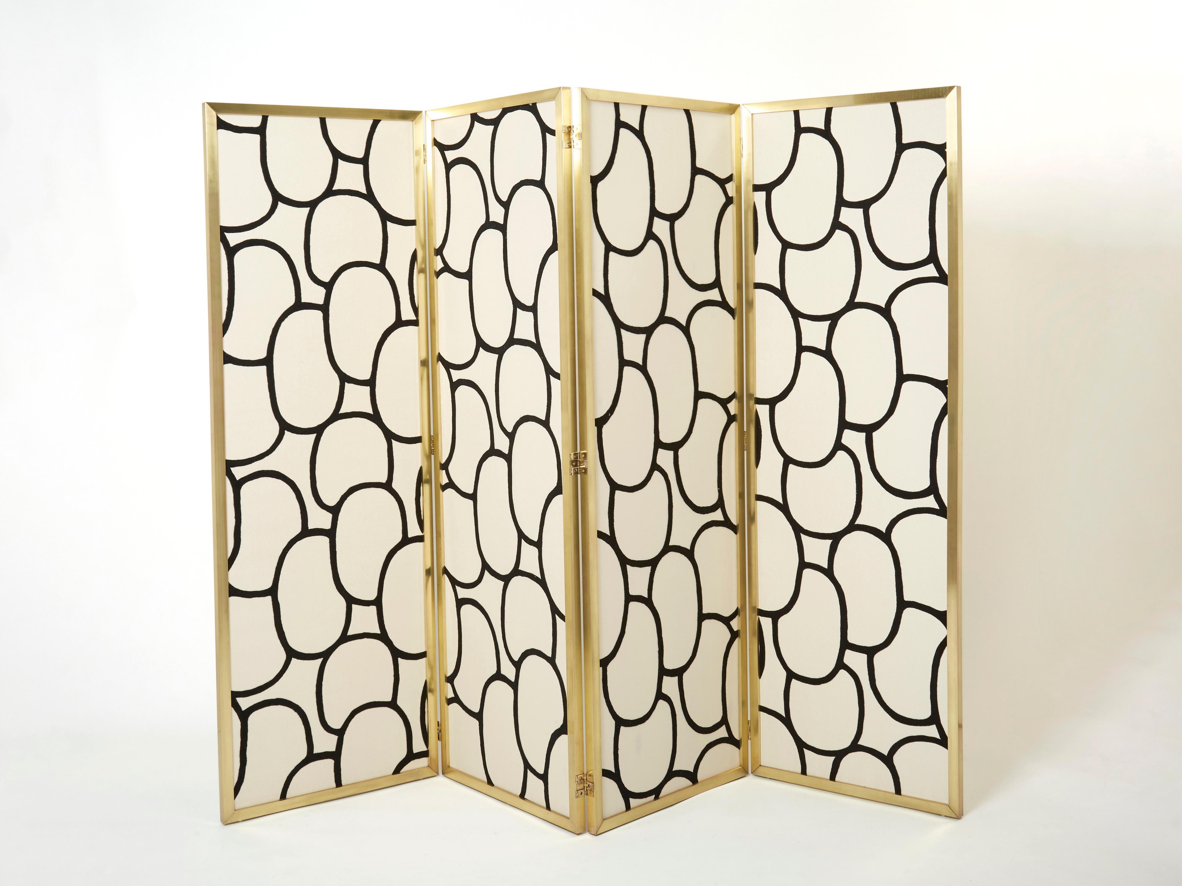 Unique 1970s four-panel screen room divider with solid polished brass structure and profile manufactured by Galerie Maison et Jardin in the early 1970s. The panels have been reupholstered with a wool and silk fabric from Fadini Borghi. The brass