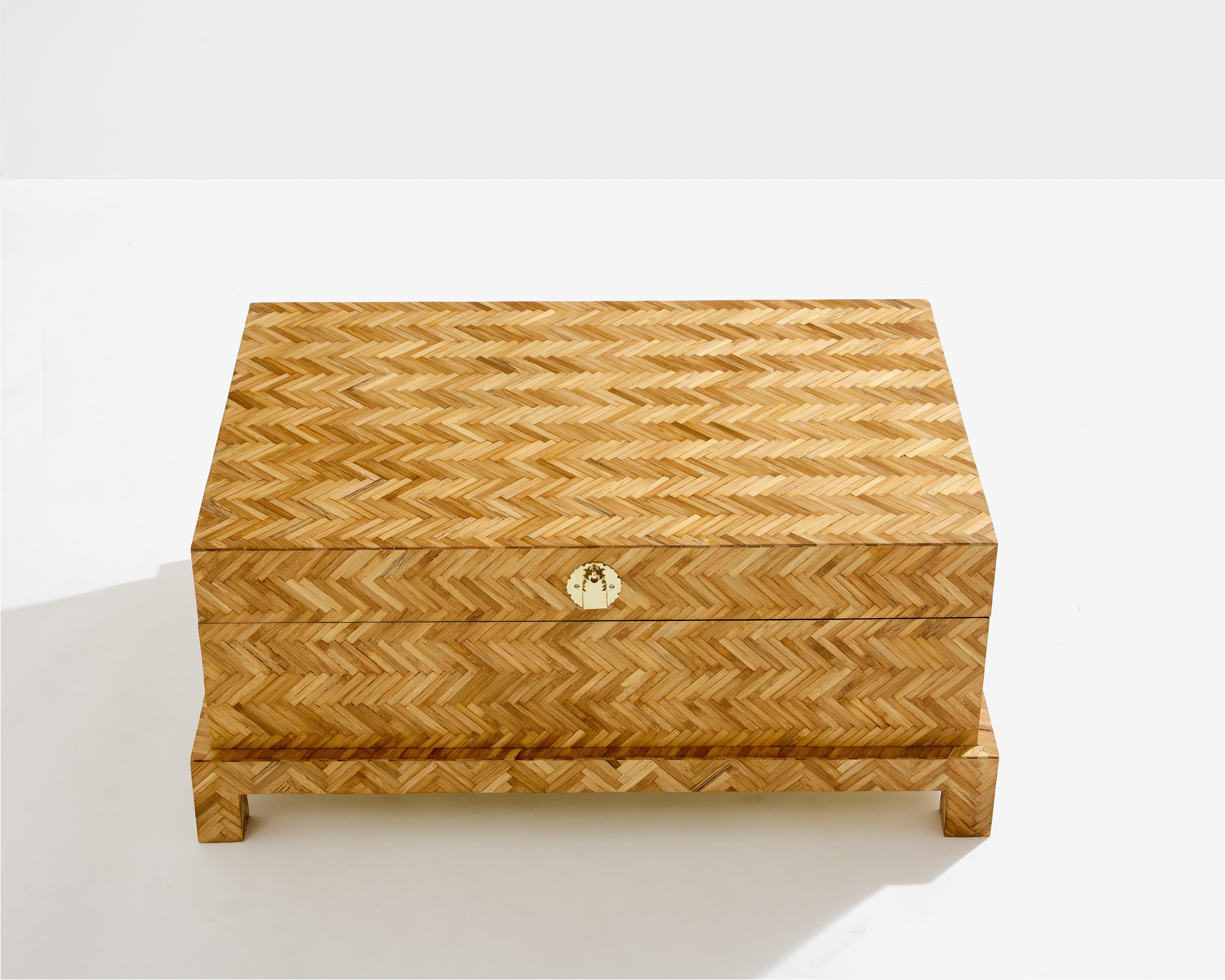 Schöne Galerie Maison & Jardin Truhe aus den frühen 1970er Jahren. Natürlicher Bambus als Hauptmaterial, die gemusterten Intarsien schaffen eine schöne Symmetrie mit einer organischen Ästhetik, während der helle, asiatisch inspirierte Messinggriff