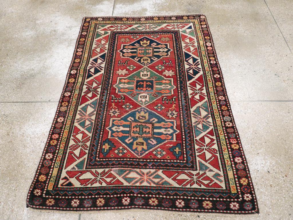 Ce tapis caucasien Kazak du début du 20e siècle, mesurant 3' 9