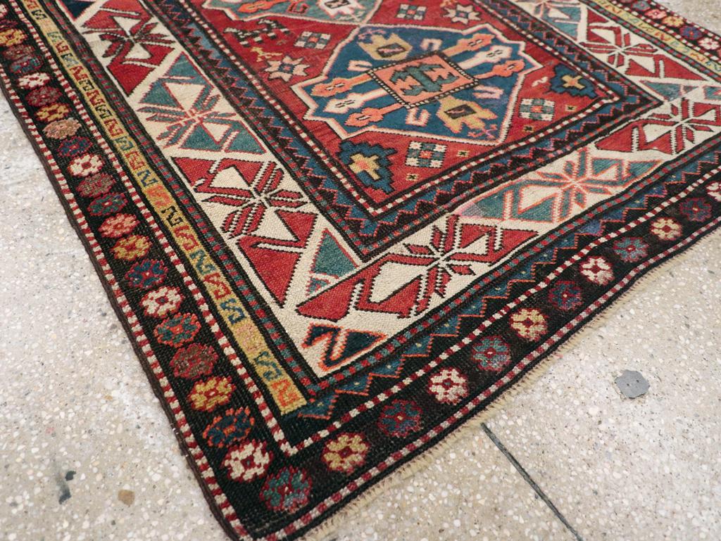 20ième siècle Collection Shabab Collection du début du 20e siècle Caucasien Kazak Tapis de brouhaha en vente