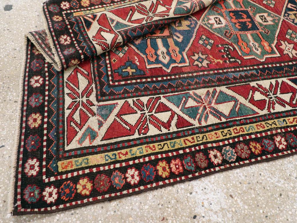Collection Shabab Collection du début du 20e siècle Caucasien Kazak Tapis de brouhaha en vente 1