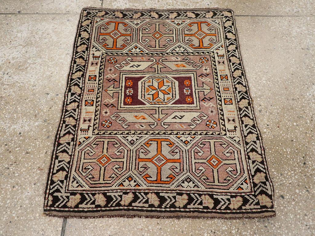 Esta alfombra Shirvan caucásica de principios del siglo XX, que mide 60 cm x 60 cm, muestra el atrevido arte geométrico y los motivos simbólicos por los que son famosos los tejedores Shirvan. En el centro de la composición hay un medallón octogonal