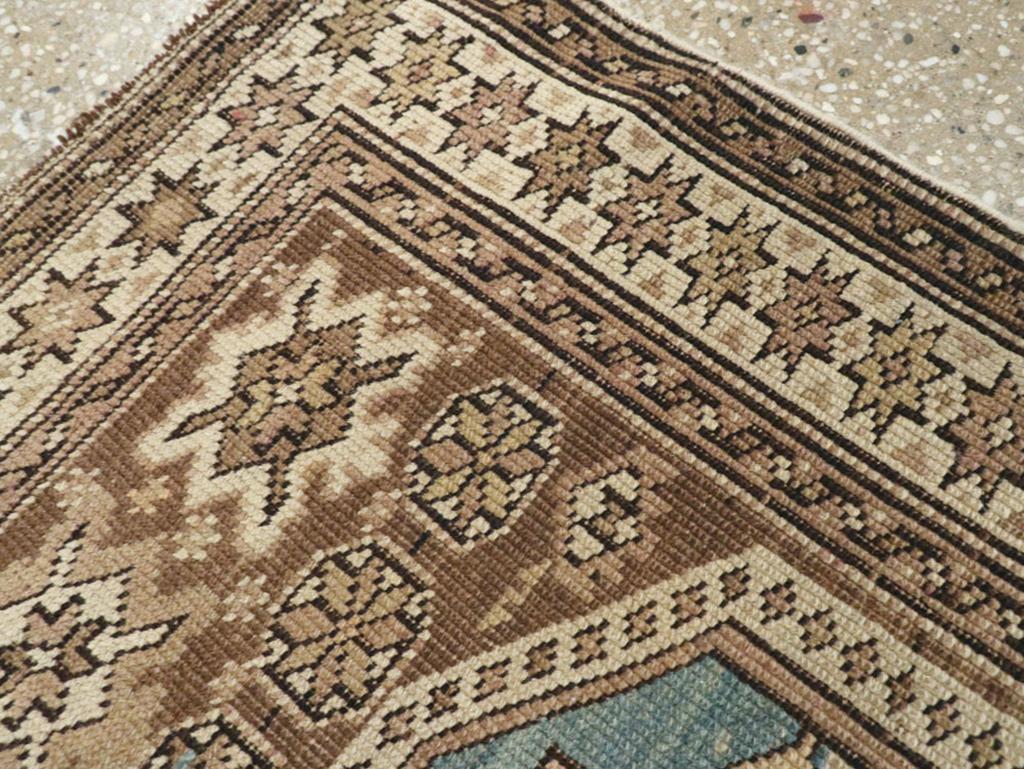 Colección Galerie Shabab Alfombra caucásica Shirvan de principios del siglo XX Anudado a mano en venta