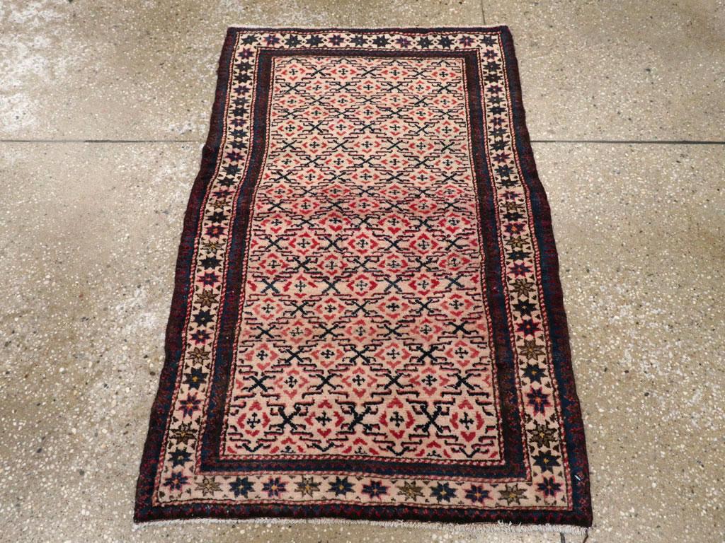 Ce tapis caucasien Shirvan du début du 20e siècle, mesurant 2' 3