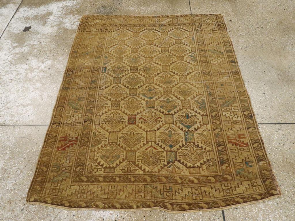 Esta alfombra Shirvan caucásica de principios del siglo XX, que mide 1,80 m x 1,80 m, es un sorprendente ejemplo del arte geométrico característico de la tradición tejedora Shirvan. La alfombra está definida por un entramado repetido de medallones