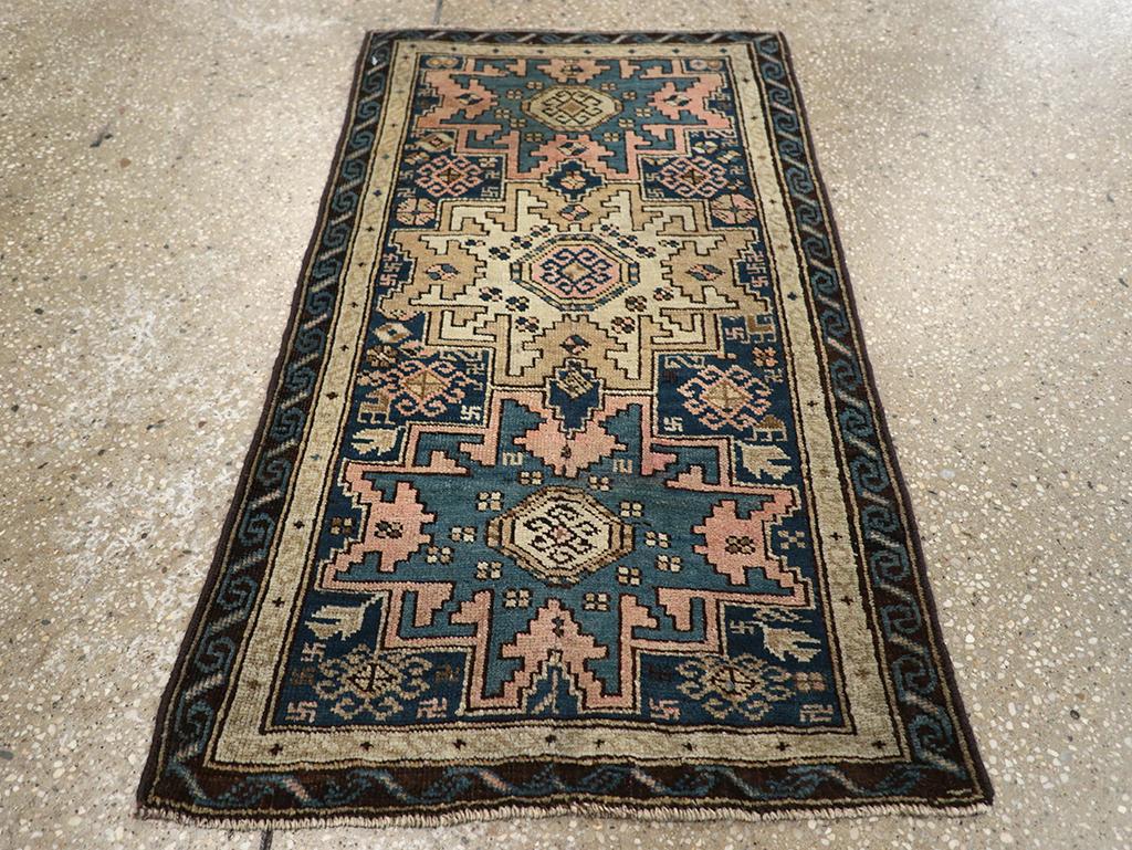 Esta alfombra Shirvan caucásica de principios del siglo XX, que mide 1' 9