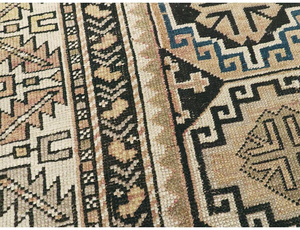 Colección Galerie Shabab Alfombra arrojadiza caucásica Shirvan de principios del siglo XX Tribal en venta