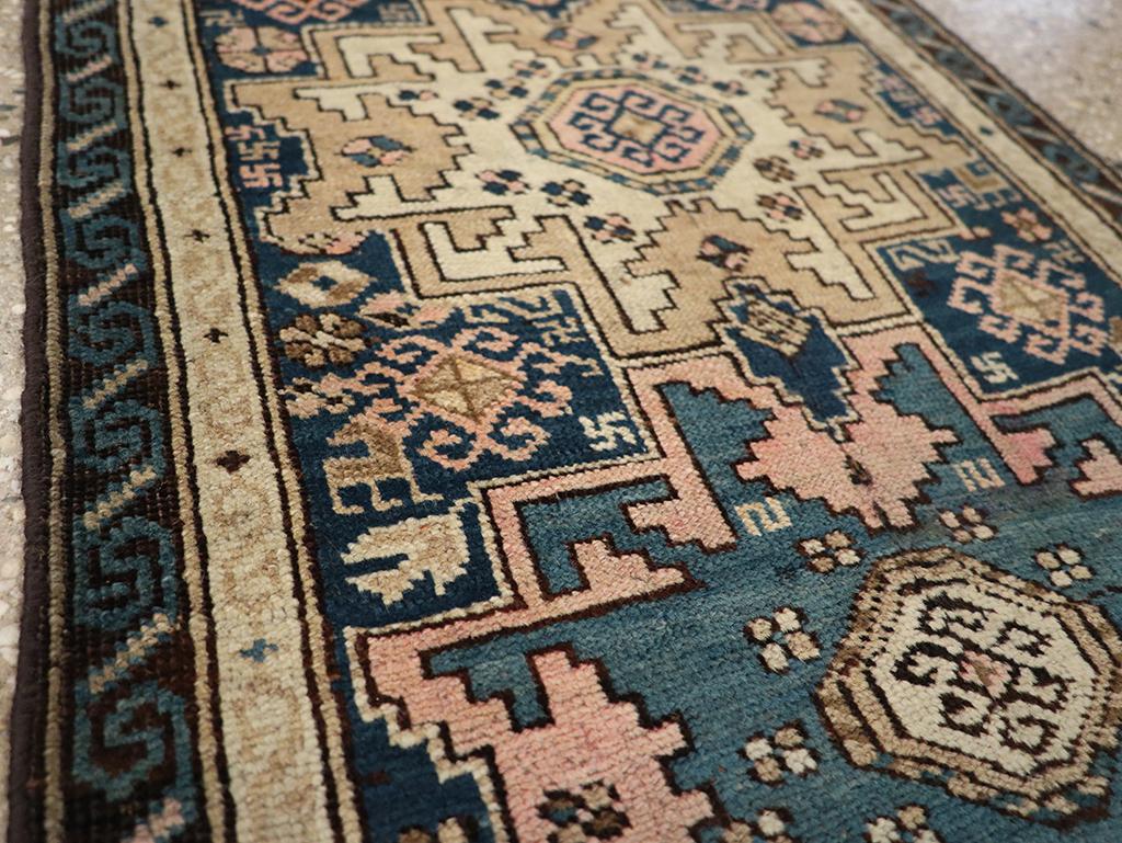 Colección Galerie Shabab Alfombra arrojadiza caucásica Shirvan de principios del siglo XX Tribal en venta