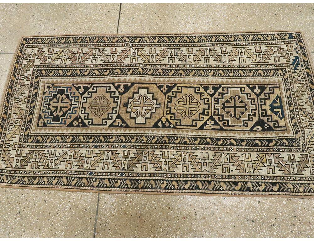 Colección Galerie Shabab Alfombra arrojadiza caucásica Shirvan de principios del siglo XX Caucásico en venta