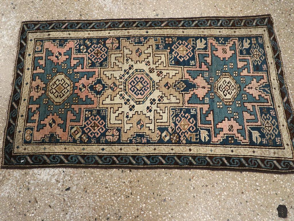 Colección Galerie Shabab Alfombra arrojadiza caucásica Shirvan de principios del siglo XX Caucásico en venta
