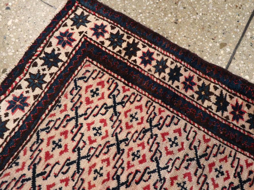 Noué à la main Collection Shabab Collection du début du 20e siècle Tapis Shirvan du Caucase en vente
