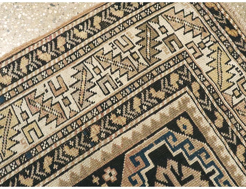Colección Galerie Shabab Alfombra arrojadiza caucásica Shirvan de principios del siglo XX Anudado a mano en venta