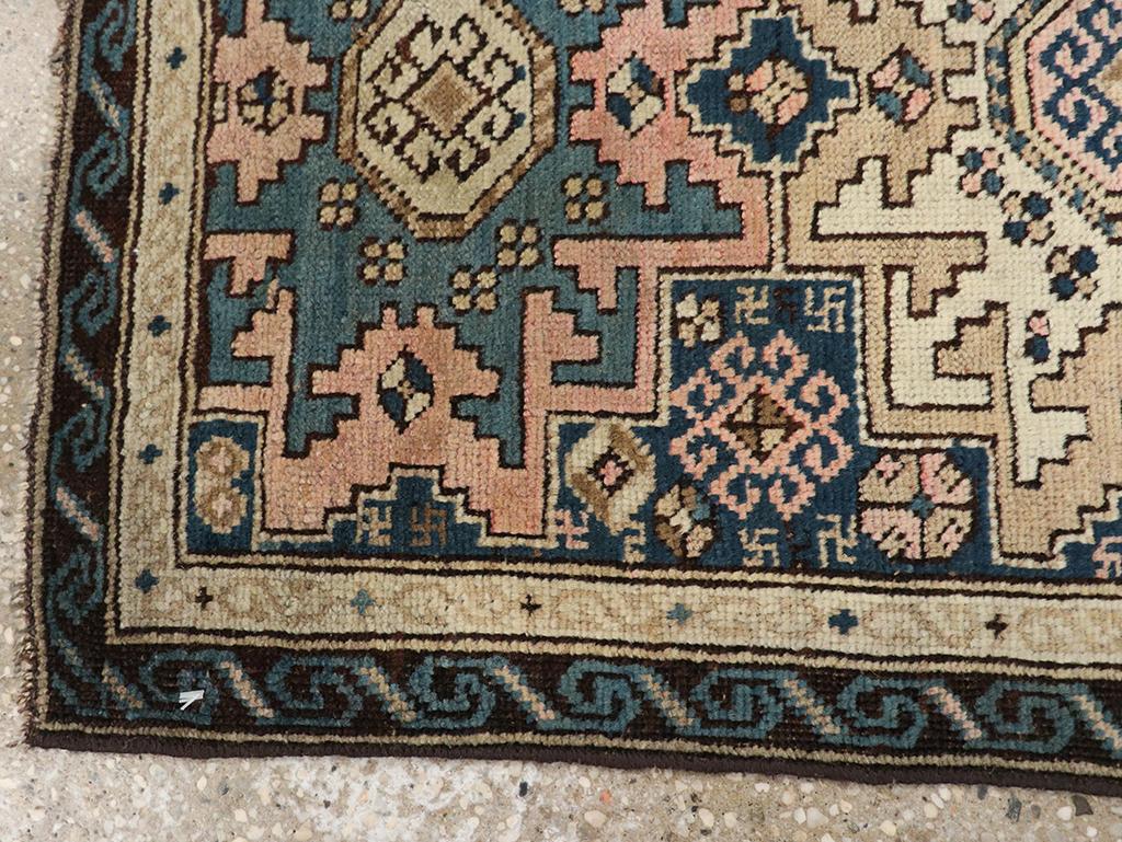 Colección Galerie Shabab Alfombra arrojadiza caucásica Shirvan de principios del siglo XX Anudado a mano en venta