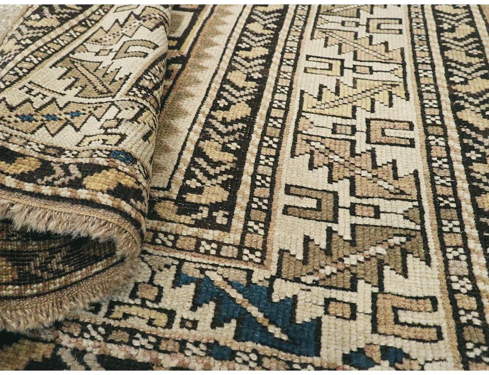 Colección Galerie Shabab Alfombra arrojadiza caucásica Shirvan de principios del siglo XX en Excelente estado para la venta en New York, NY