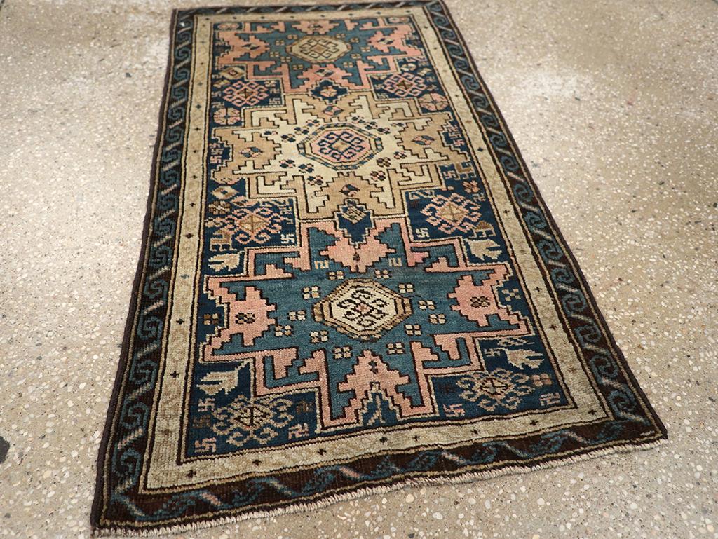 Colección Galerie Shabab Alfombra arrojadiza caucásica Shirvan de principios del siglo XX en Excelente estado para la venta en New York, NY