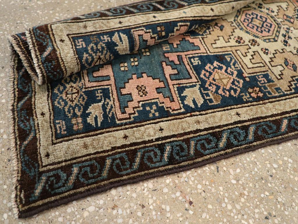 Colección Galerie Shabab Alfombra arrojadiza caucásica Shirvan de principios del siglo XX en venta 1