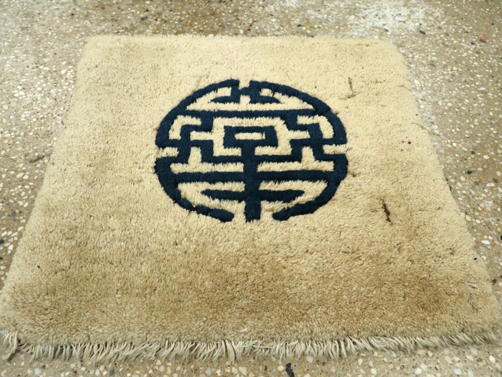 Questo tappeto cinese di Pechino dell'inizio del XX secolo, che misura 1' 4