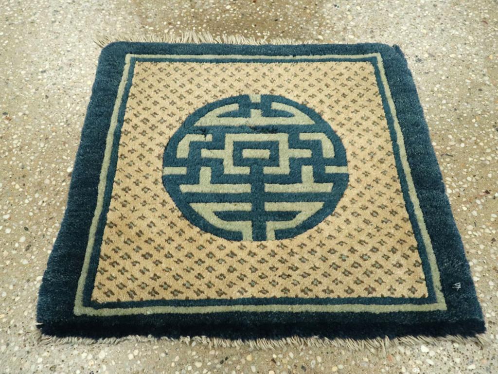 Ce tapis chinois de Pékin du début du 20ème siècle, mesurant 1' 4