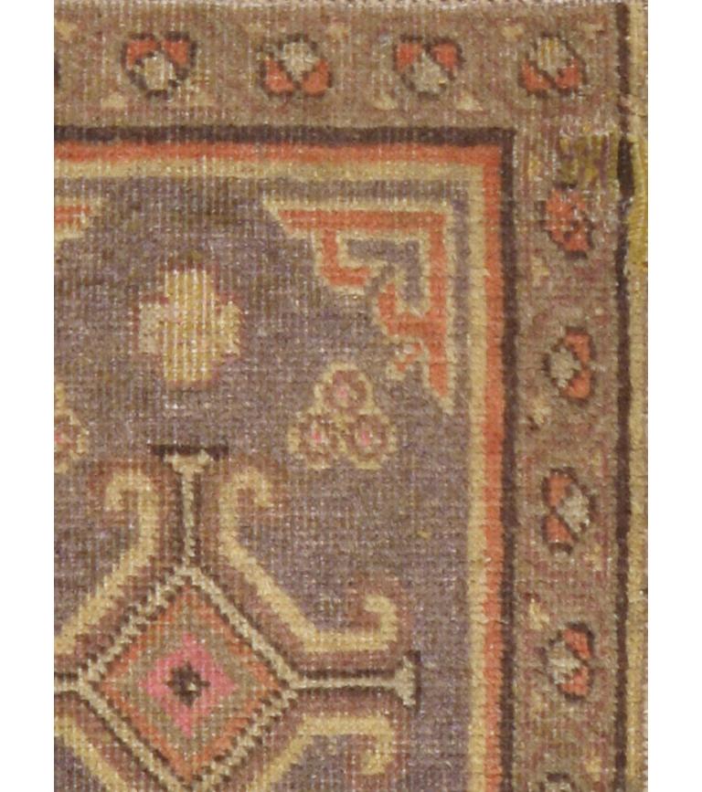 Esta alfombra Khotan del Turquestán Oriental de principios del siglo XX, que mide 1' 4