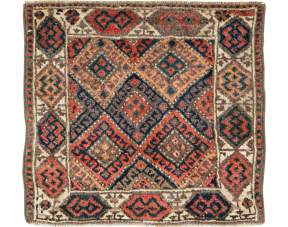 Galerie Shabab Collection Frühes 20. Jahrhundert Nordwestpersischer Quadratischer Wurfteppich (Stammeskunst) im Angebot
