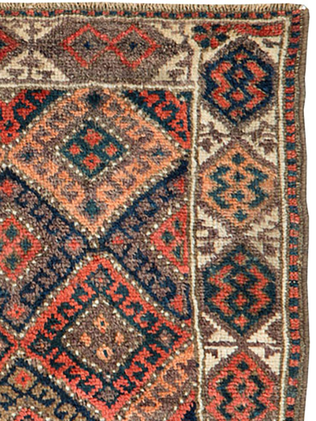 Galerie Shabab Collection Frühes 20. Jahrhundert Nordwestpersischer Quadratischer Wurfteppich (Persisch) im Angebot