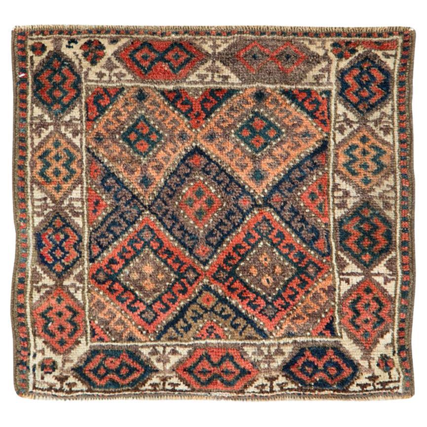 Galerie Shabab Collection Frühes 20. Jahrhundert Nordwestpersischer Quadratischer Wurfteppich