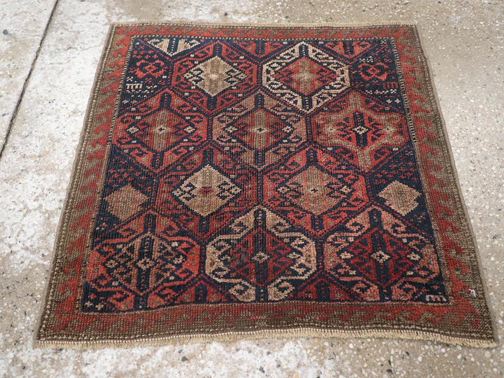 Dieser persische Belutsch-Teppich aus dem frühen 20. Jahrhundert mit den Maßen 1' 9