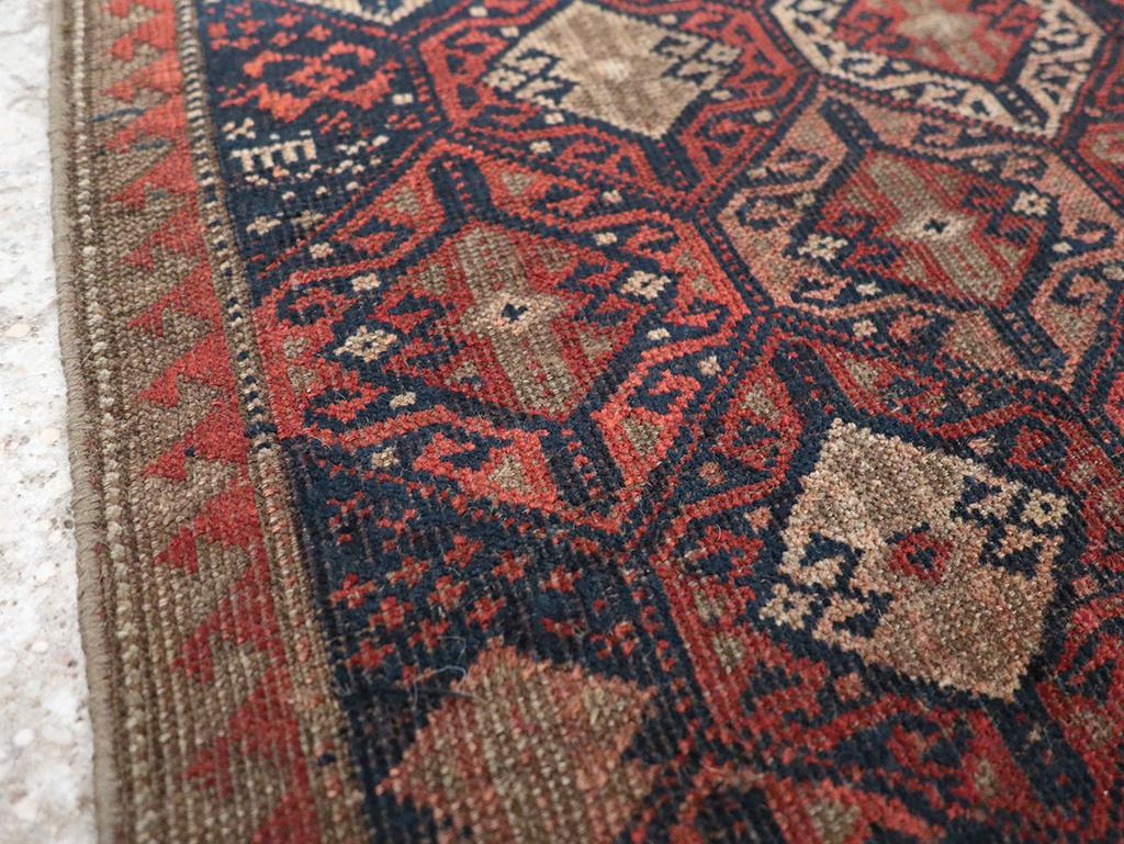 Galerie Shabab Collection Persischer Baluch-Würfelteppich aus dem frühen 20. (Stammeskunst) im Angebot