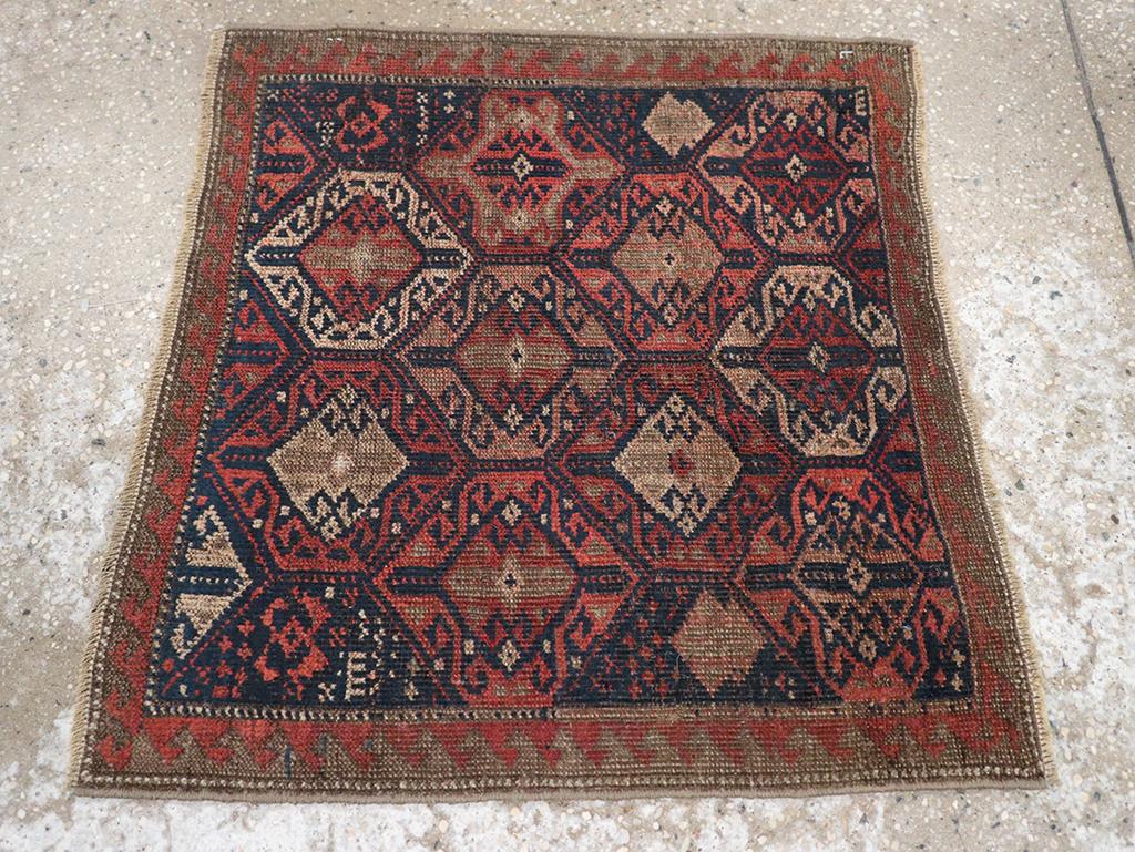 Galerie Shabab Collection Persischer Baluch-Würfelteppich aus dem frühen 20. (Handgeknüpft) im Angebot