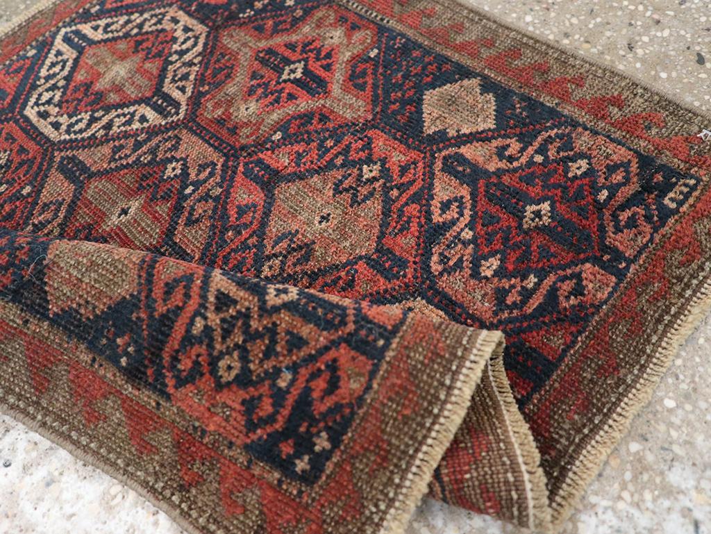 Galerie Shabab Collection Persischer Baluch-Würfelteppich aus dem frühen 20. (Wolle) im Angebot