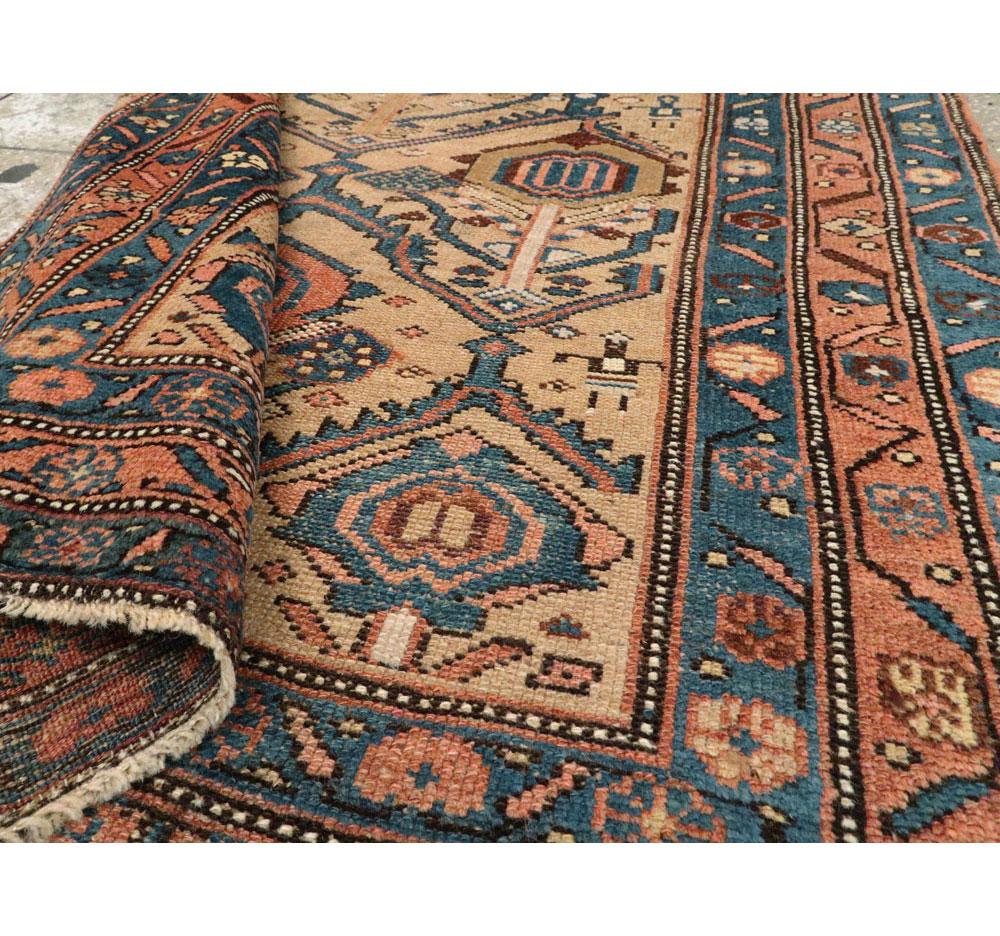 Galerie Shabab Kollektion, Teppich mit persischem Kamelhaar-Akzent, frühes 20. Jahrhundert im Zustand „Gut“ im Angebot in New York, NY