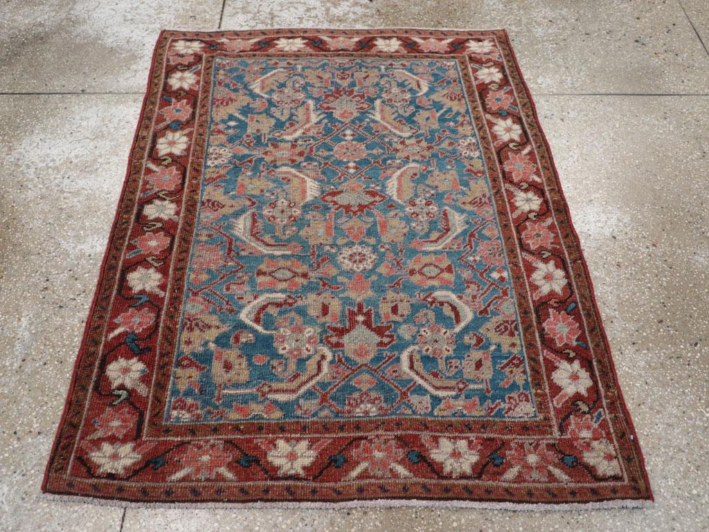 Une pile de laine composée de nœuds symétriques sur une base de coton. Le champ bleu ardoise moyen abrasé montre un seul module géant Herati avec un hexagone ouvert, des rosettes et des feuilles de faucille frangées bitonales. Bordure de style bande