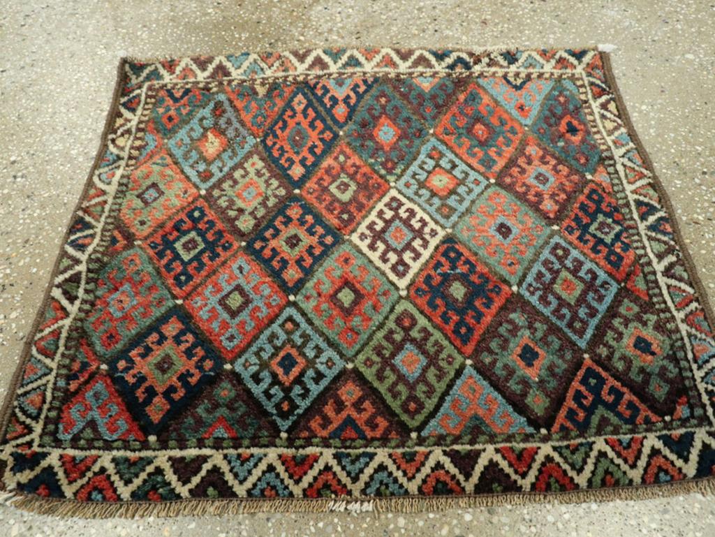 Dieser persische Jaff-Kurd-Teppich aus dem frühen 20. Jahrhundert mit den Maßen 2' 0