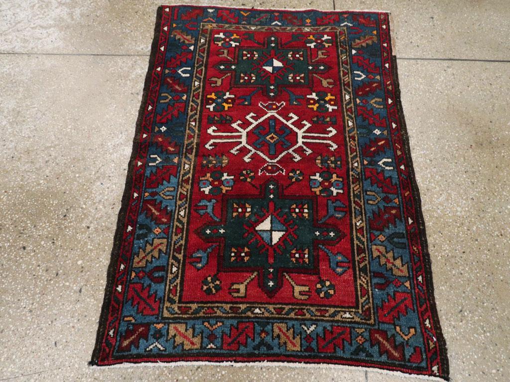 Esta alfombra persa Karajeh de principios del siglo XX, de 2' 10