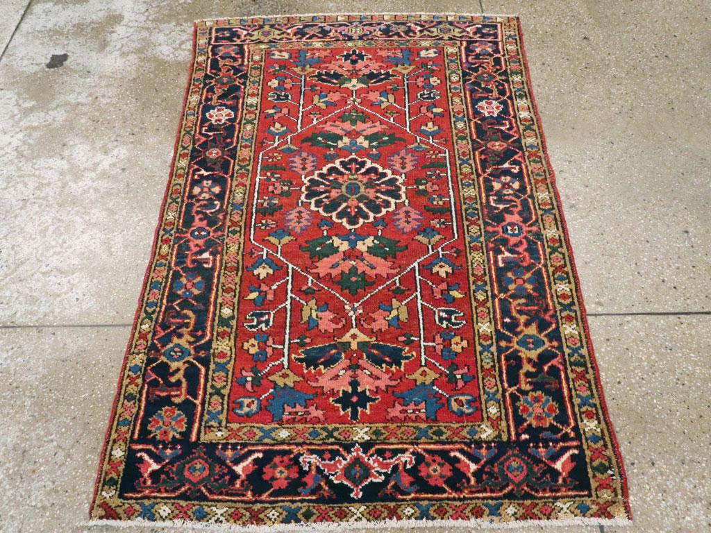 Ce tapis persan Karajeh du début du 20e siècle, mesurant 3' 2