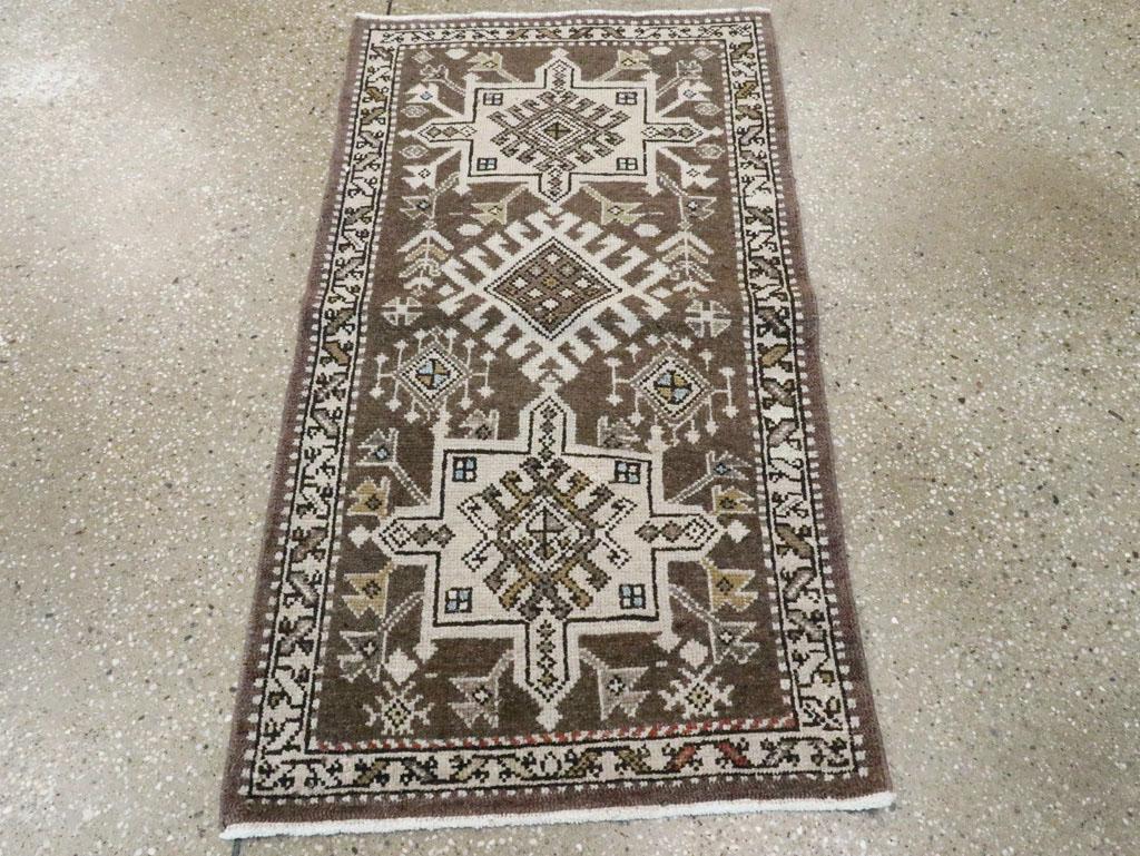 Esta alfombra colgante persa Karajeh de principios del siglo XX, de 2' 0