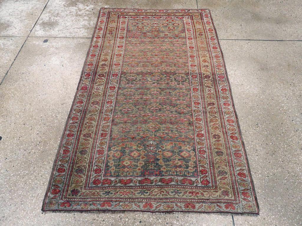 Un ancien tapis persan kurde Bidjar. Comme tous les Bidjars sont tissés par des Kurdes, comment identifier ce type particulier ? Il s'agit d'une production d'un atelier de village, de taille plus petite, au tissage plus grossier et au motif plus