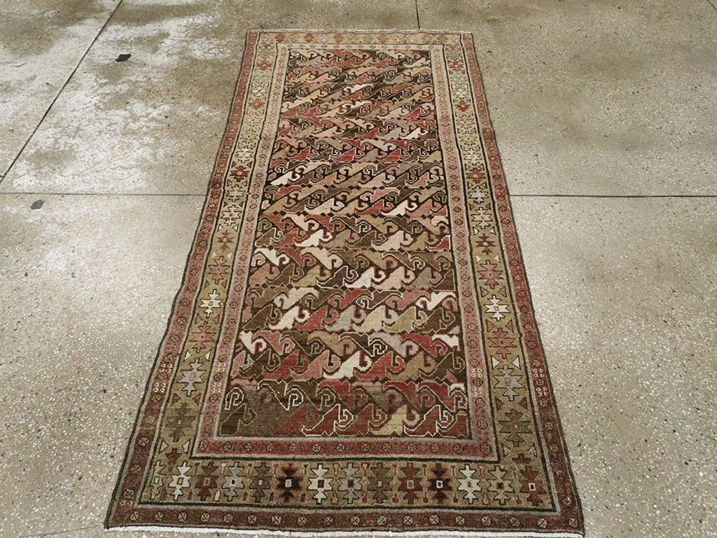 Ce tapis kurde persan du début du 20e siècle, mesurant 3' 3