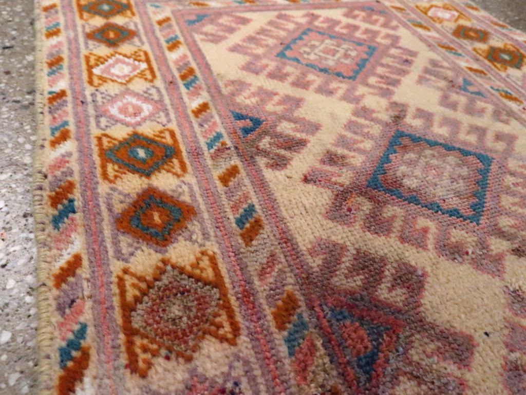 Galerie Shabab Collection Persischer Kurdischer Teppich aus dem frühen 20. (Stammeskunst) im Angebot